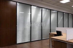 办公室隔断墙铝型材的综合性能